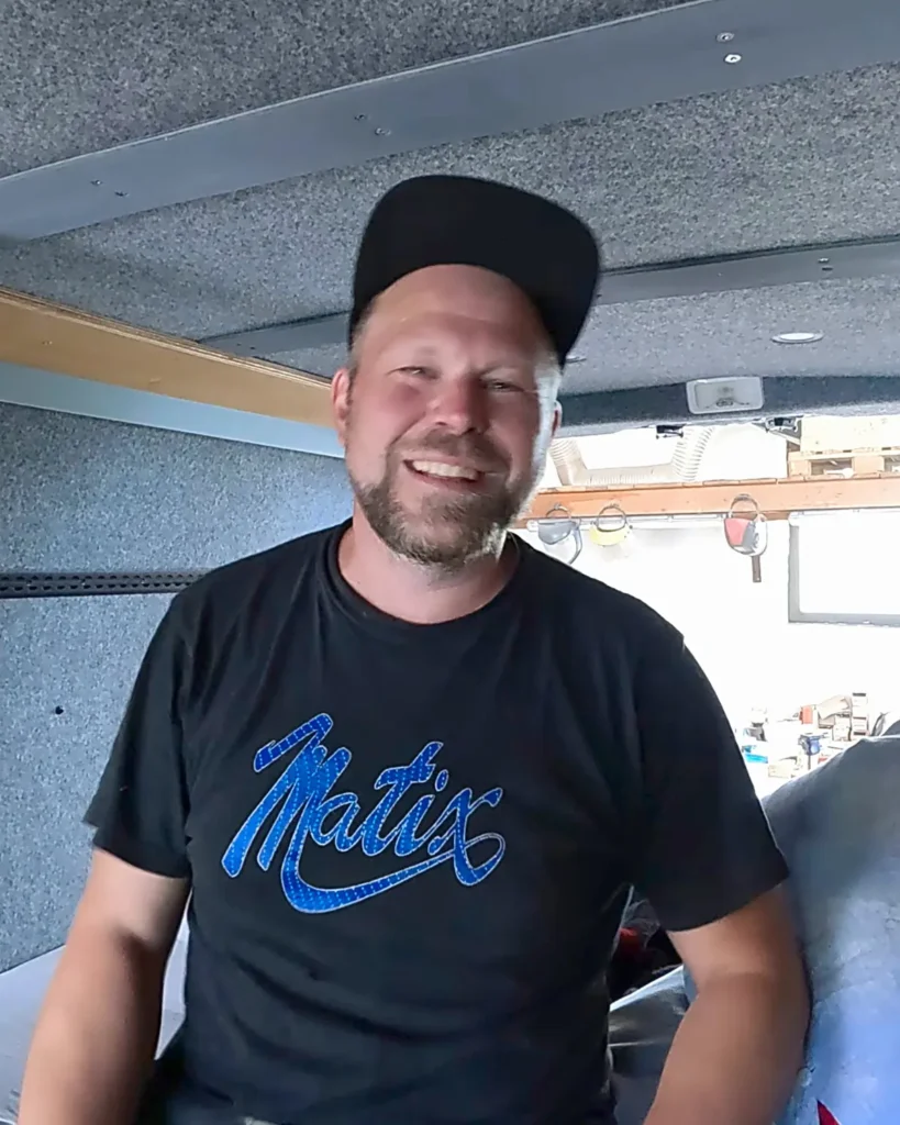 Florian „Flo“ Bendl von EvoXplore im Kastenwagen während eines Camper-Ausbaus