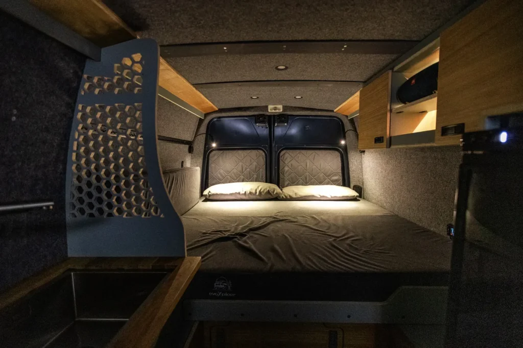 Heckbett mit indirekter Beleuchtung, Filzverkleidung und Oberschränken aus Holz