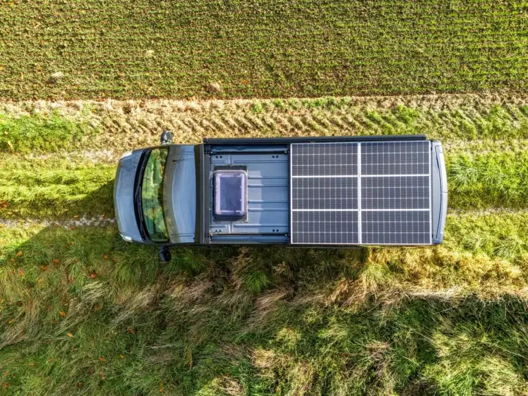 Draufsicht aus der Luft: Solarmodule und Dachfenster auf dem Movano