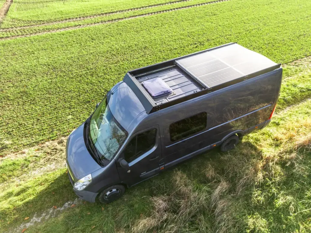 Luftaufnahme des Movano mit Solarmodulen und Dachluke auf dem Dach