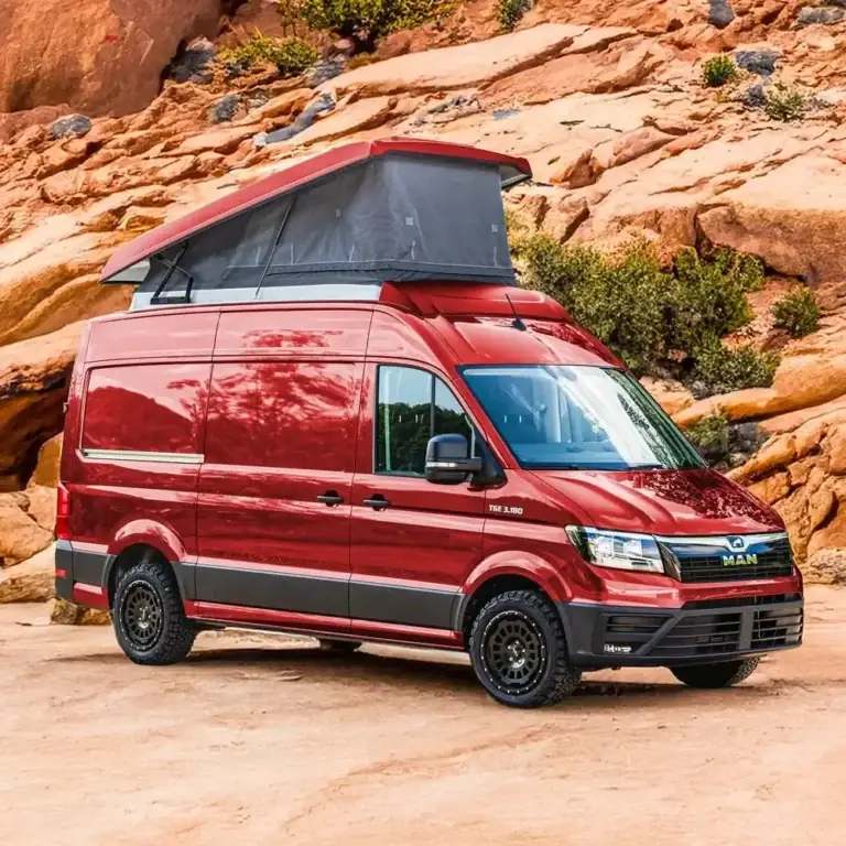 Rotes Camper-Fahrzeug MAN TGE mit geöffnetem SCA-Aufstelldach – Aufstelldach nachrüsten bei EvoXplore