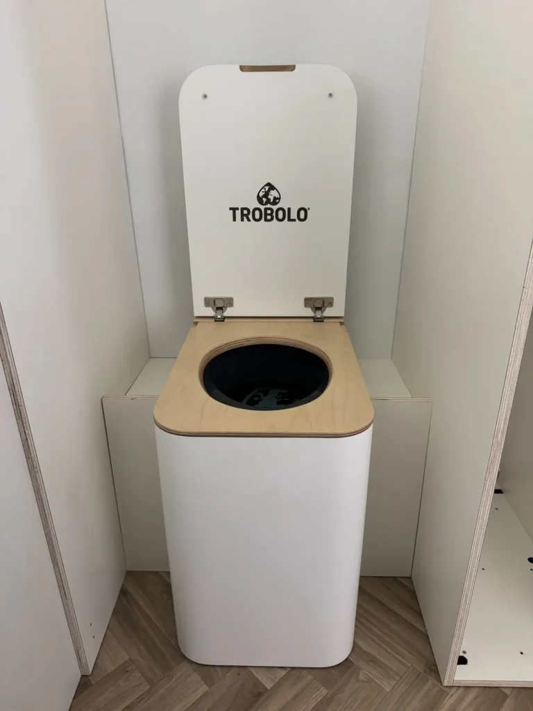 Eingebaute Trenntoilette in einem Möbelkorpus