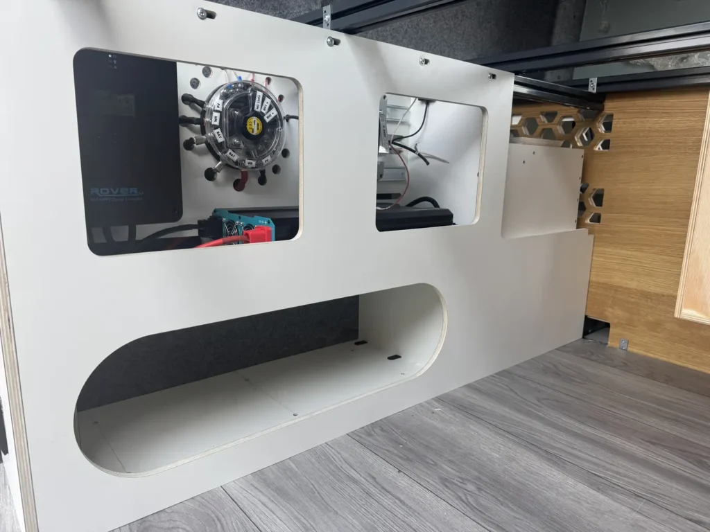 Elektrik-Paneel mit Wechselrichter und Batterieschalter im Einbau